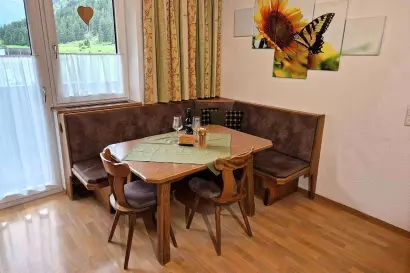 06_haus_daheim-apartment_mittagskogel_esstisch