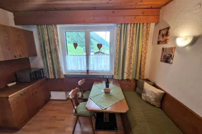 01_haus_daheim-apartment_talblick_essraum