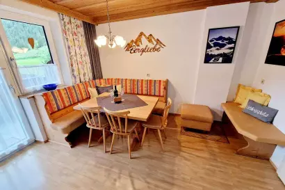 01_haus_daheim_fewo_bergliebe_esstisch